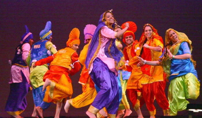 Punjabi FOLK culturale Danza Bhangra gidha kaintha taweets in Bordeaux Collana filettatura T2 