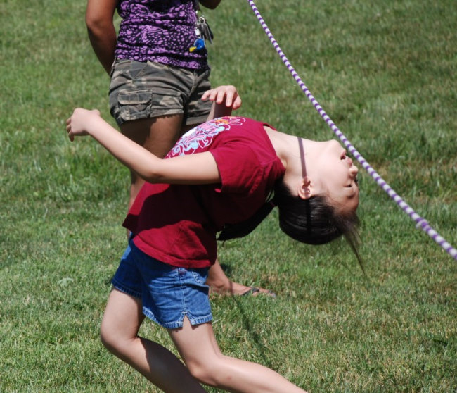 a Kid play Limbo dance