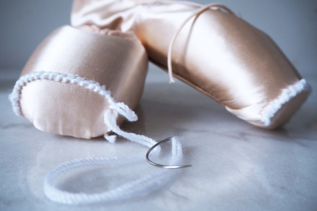 darning pointe shoes