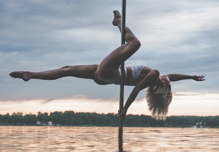 The 6 main Hand Grips in Pole Dance: Common Mistakes & Correct